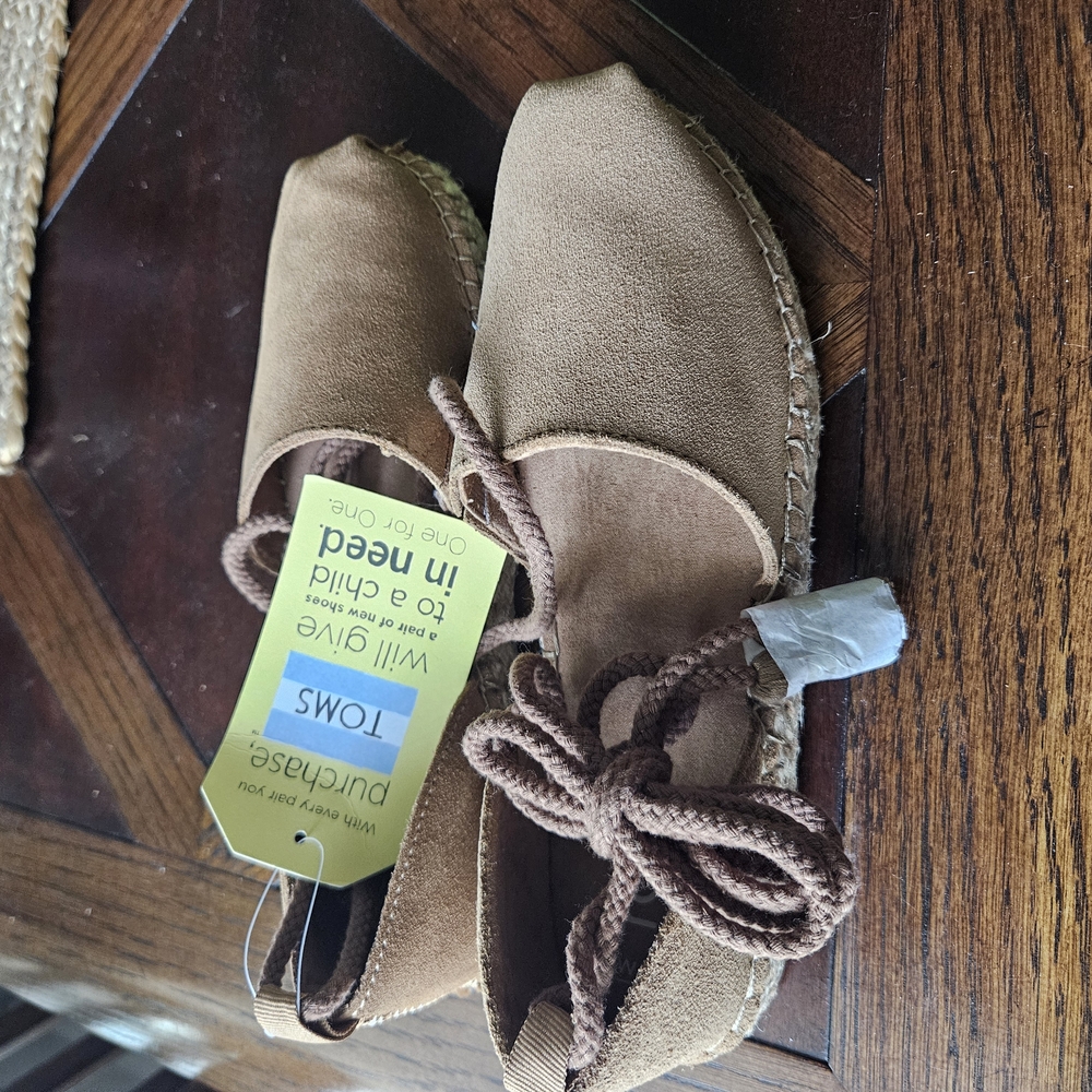 TOMS Kids Brown Shoes - Picture 3 of 6